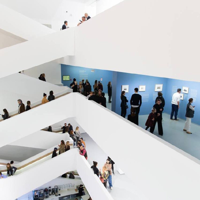 Небесный город. Мастерская художника; Электроарт; Монохром, с мамой за спиной