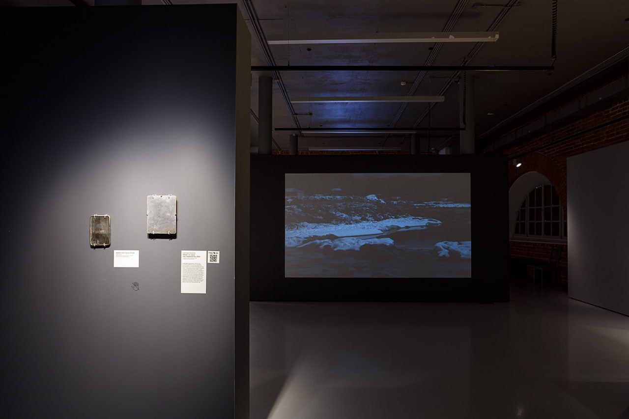 Экскурсия с элементами арт-медиации «Позволяя чувствовать» по выставке «Хрупкость»