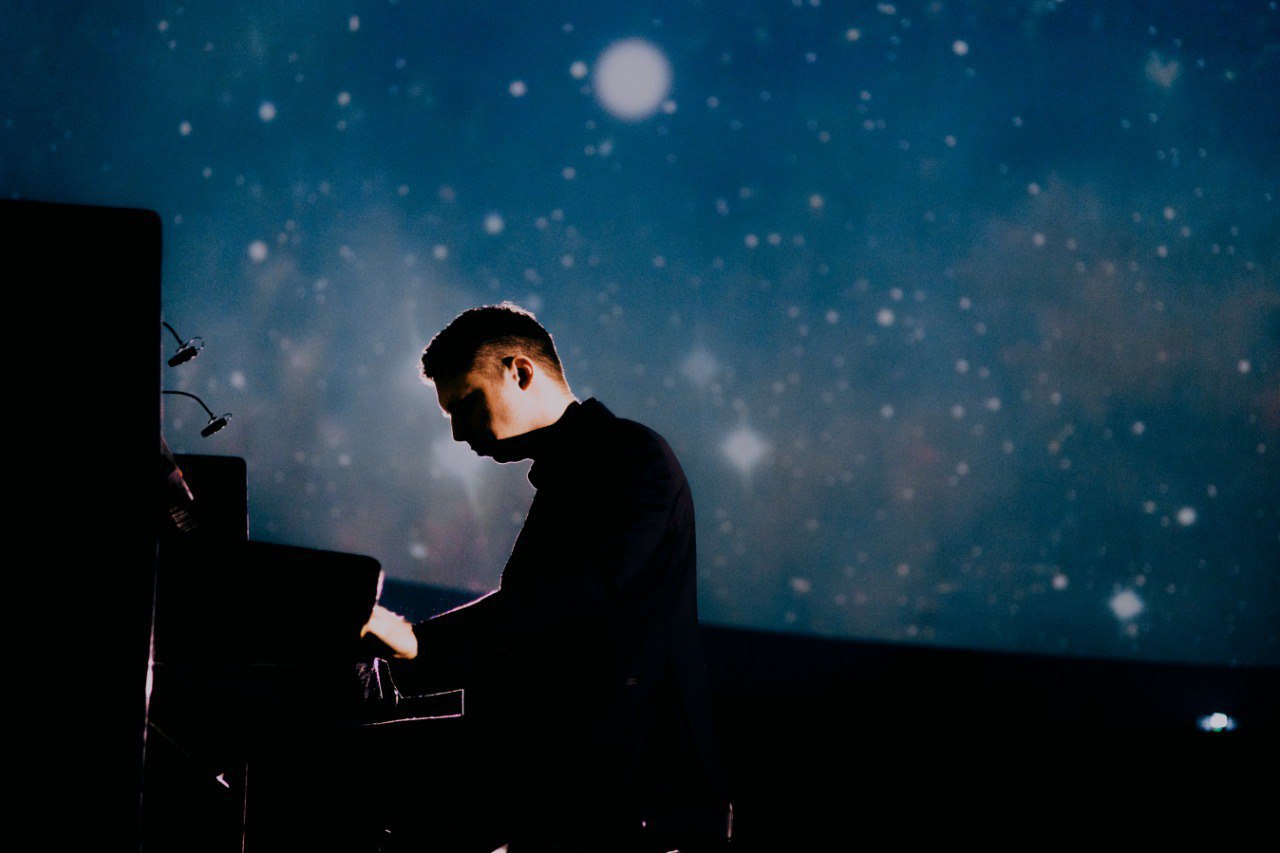 Sting с космическим мультимедийным шоу