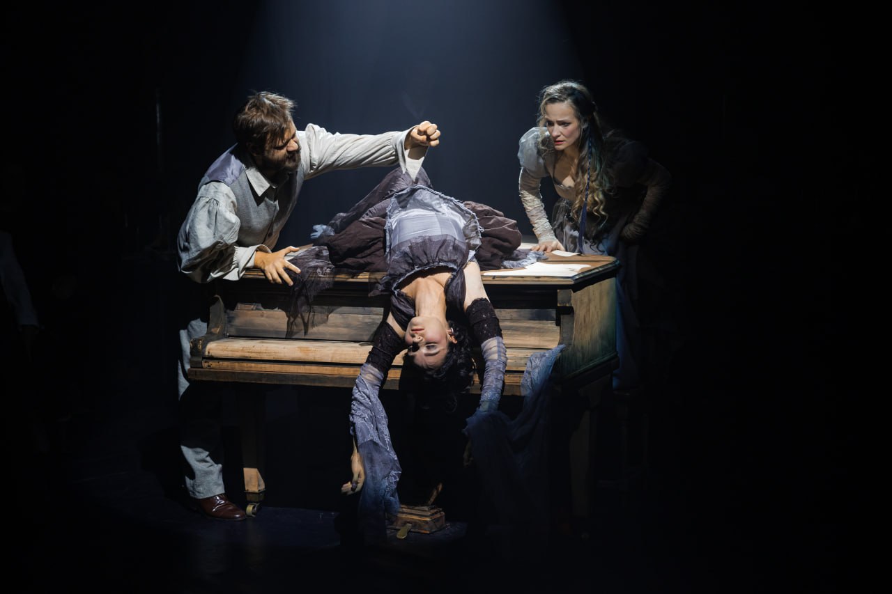 Всё блестяще | Критик о спектакле