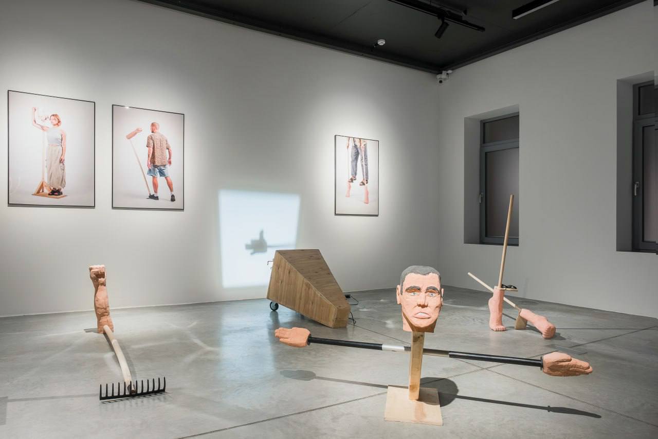 Выставка «Руки, ноги, голова и другие предметы для повседневного пользования» Севы Абазова