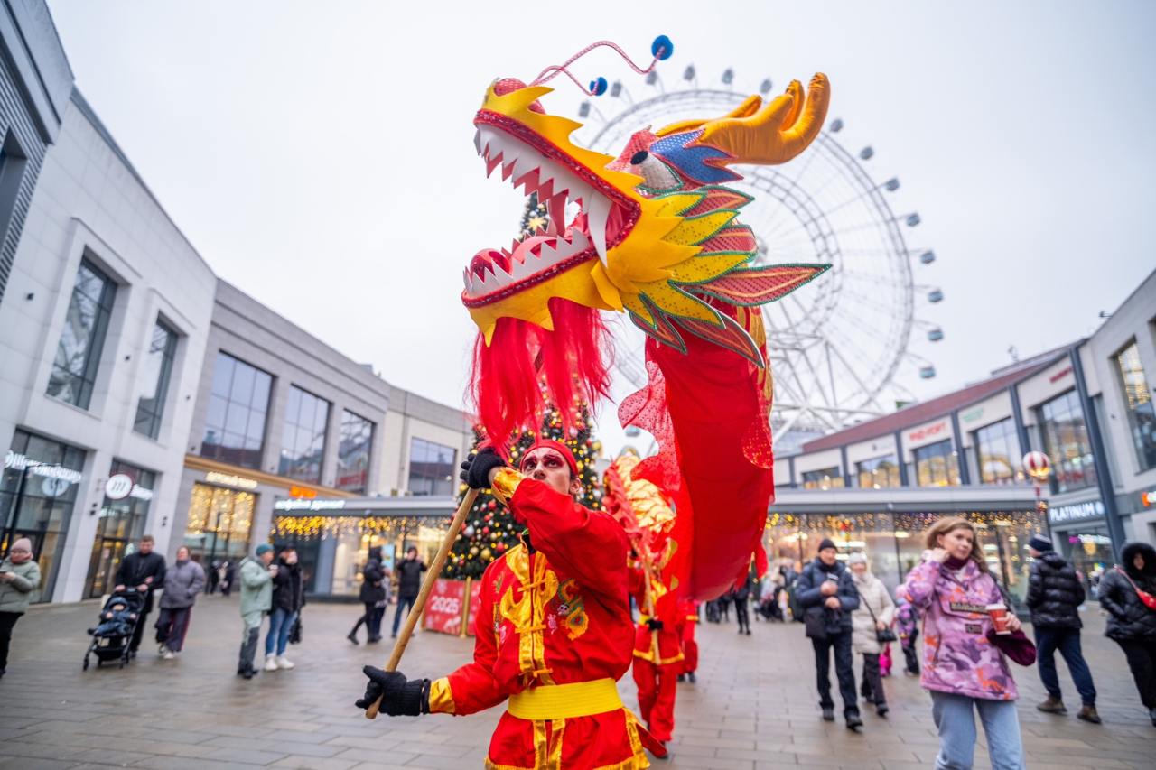 Световое шоу на Солнце Москвы