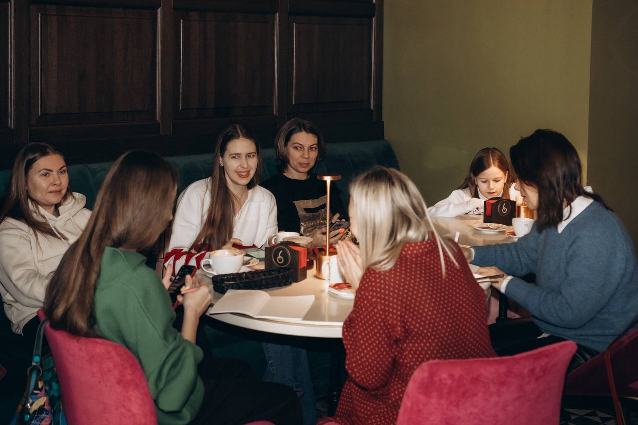 Праздничный спектакль «Теремок», занятие «Что я знаю о себе», мастер-класс «Путешествие в страну Беспоряндию», занятие «Букашки на ладошке»