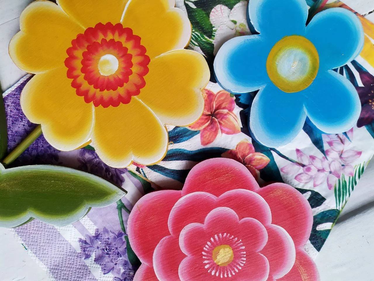 Цветочная композиция в технике декупаж и уральская народная роспись