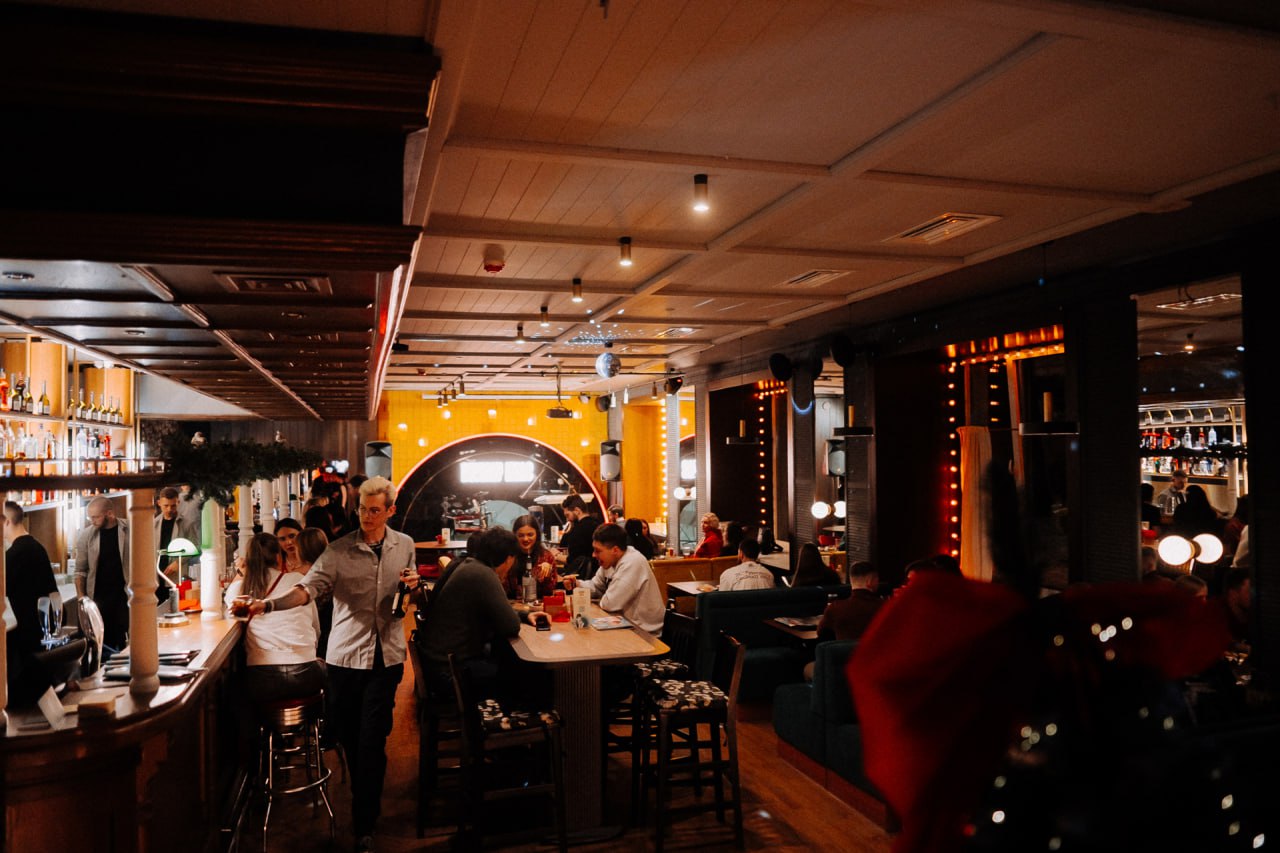 FALLING IN LOVE — День всех влюблённых