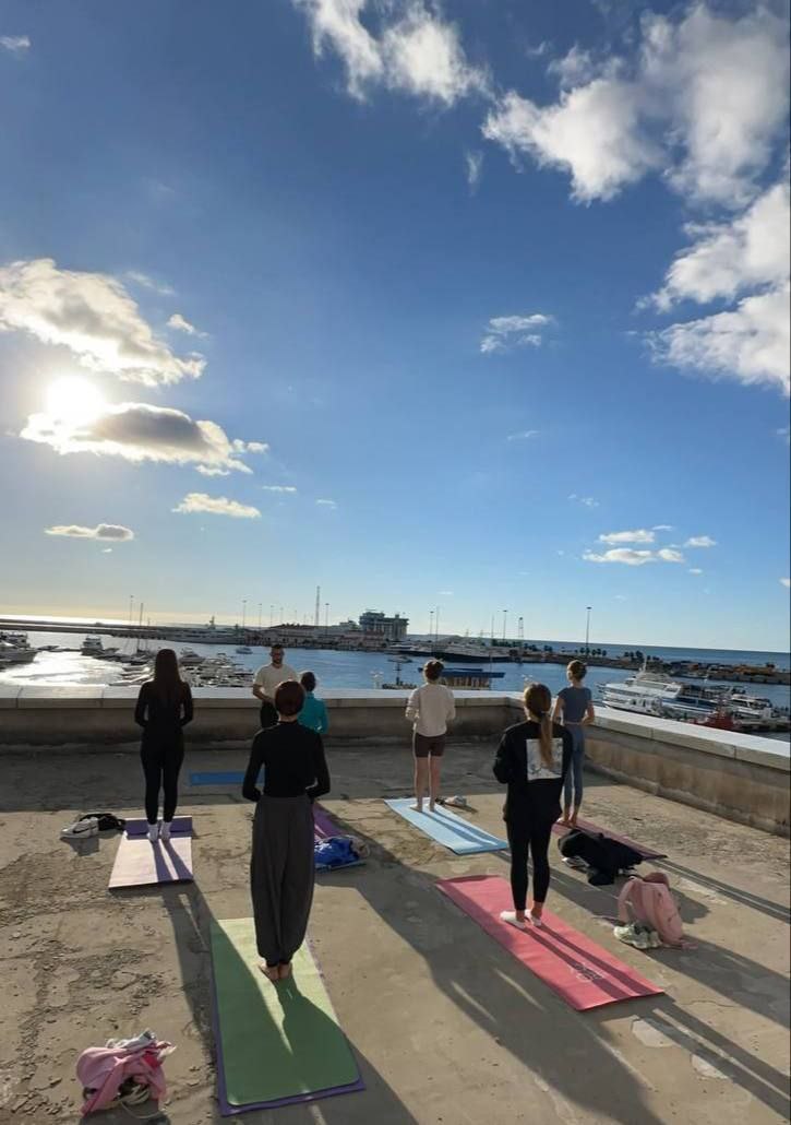 Занятия по хатха-йоге с красивыми видами