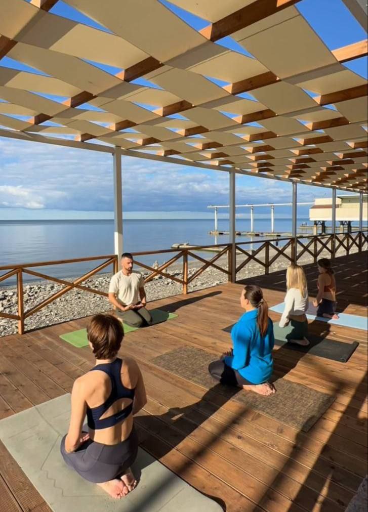 Занятия по хатха-йоге с красивыми видами