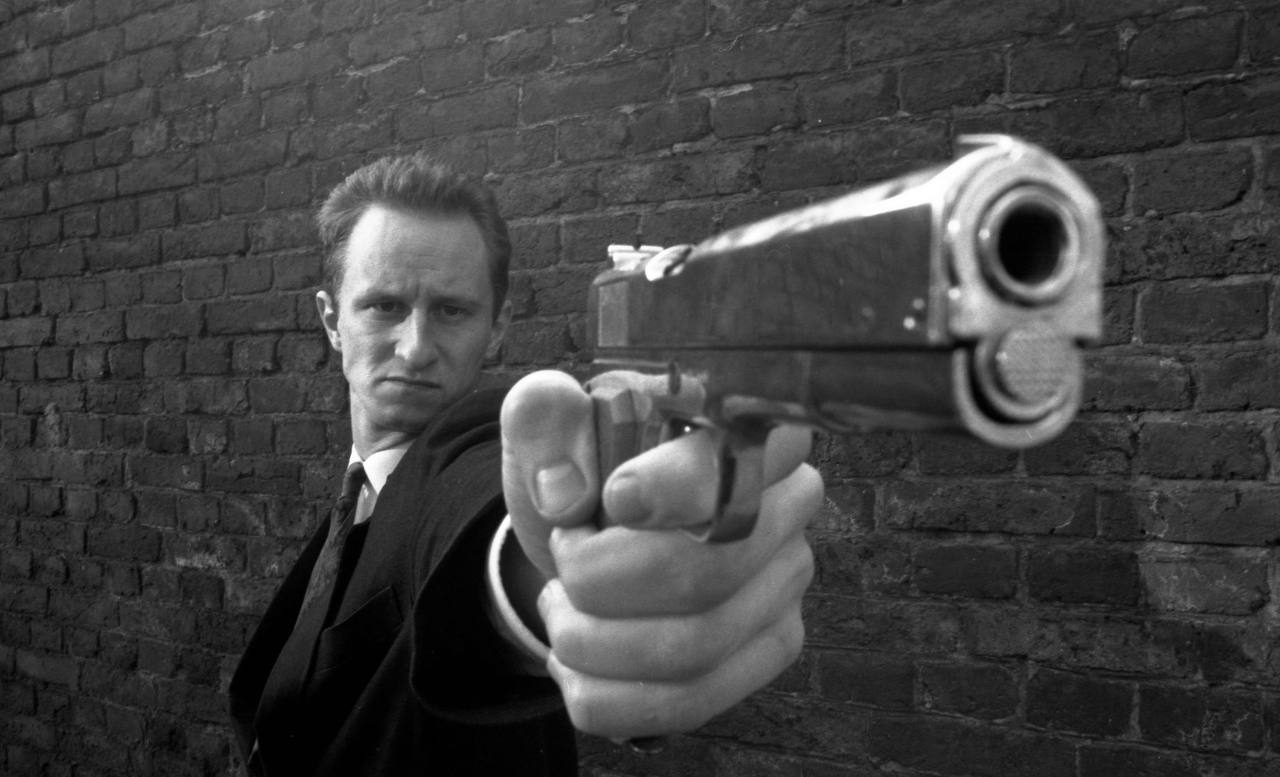 Человек кусает собаку