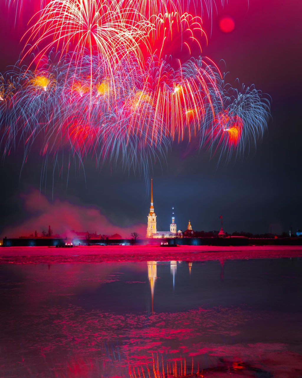 Праздничный артиллерийский салют