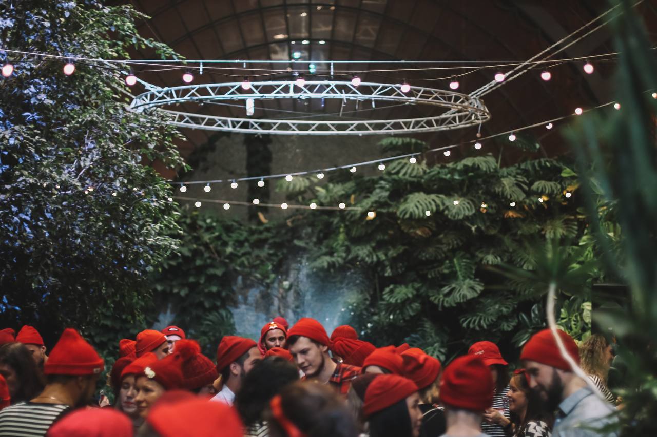 Леопардовая вечеринка в оранжерее