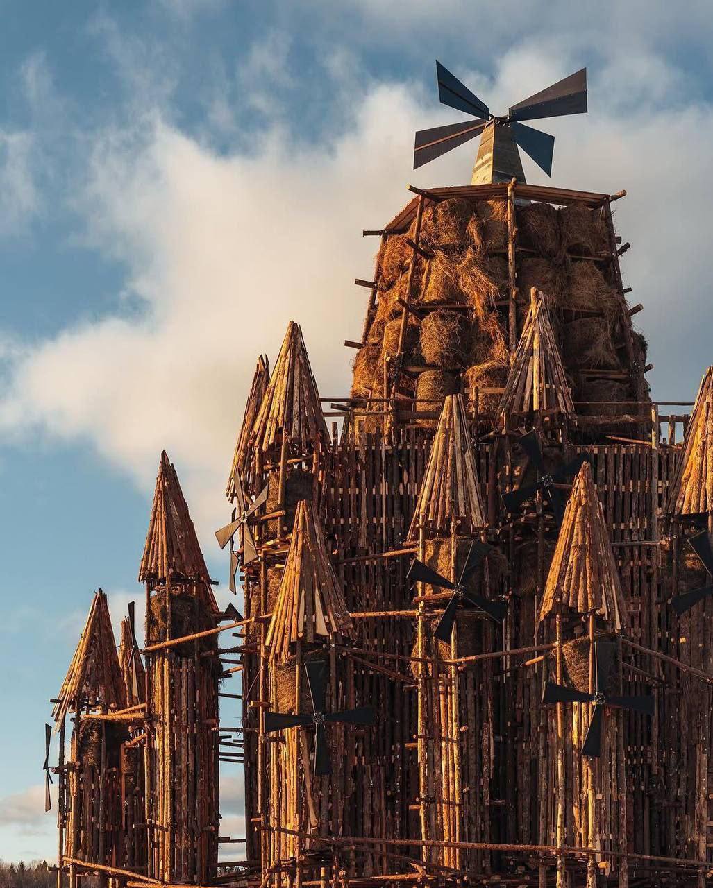 Гигантский 26-метровый замок