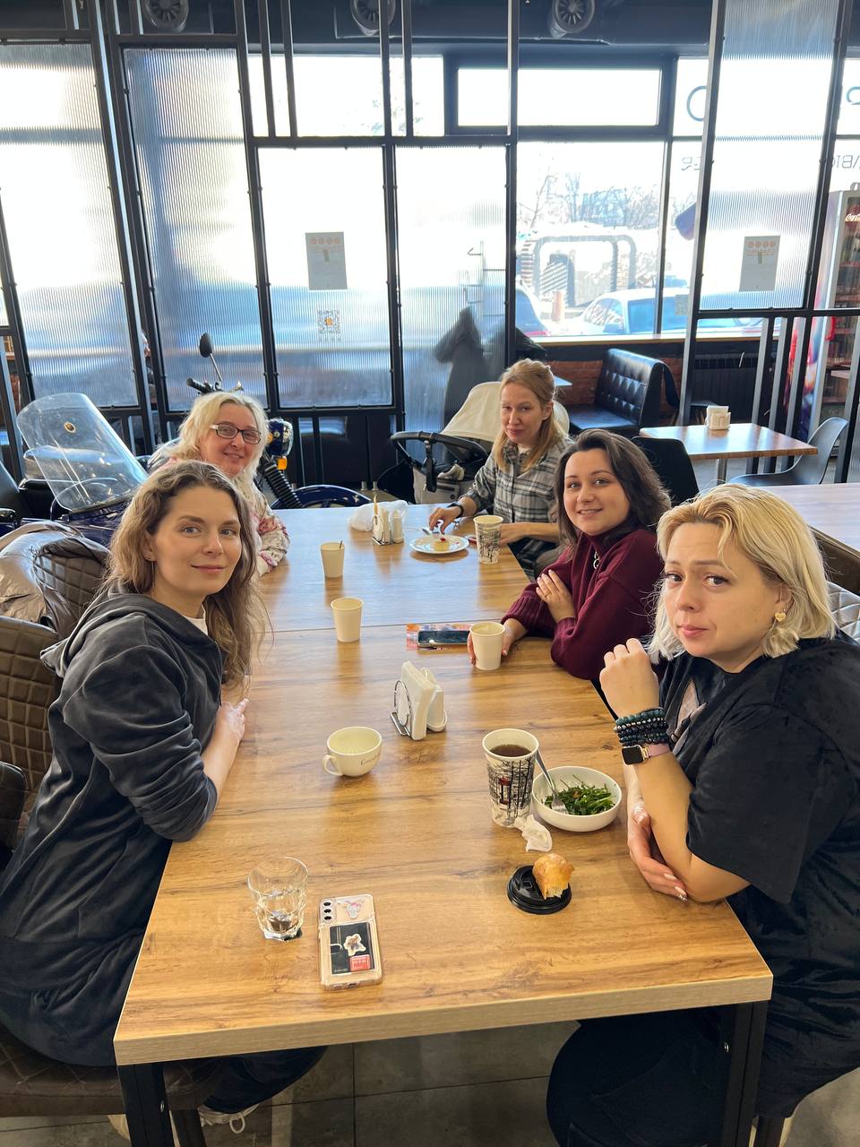 Разговоры мам за кофе.