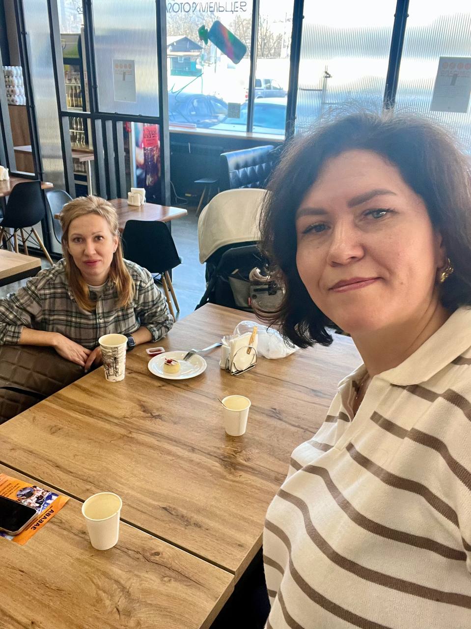 Разговоры мам за кофе.