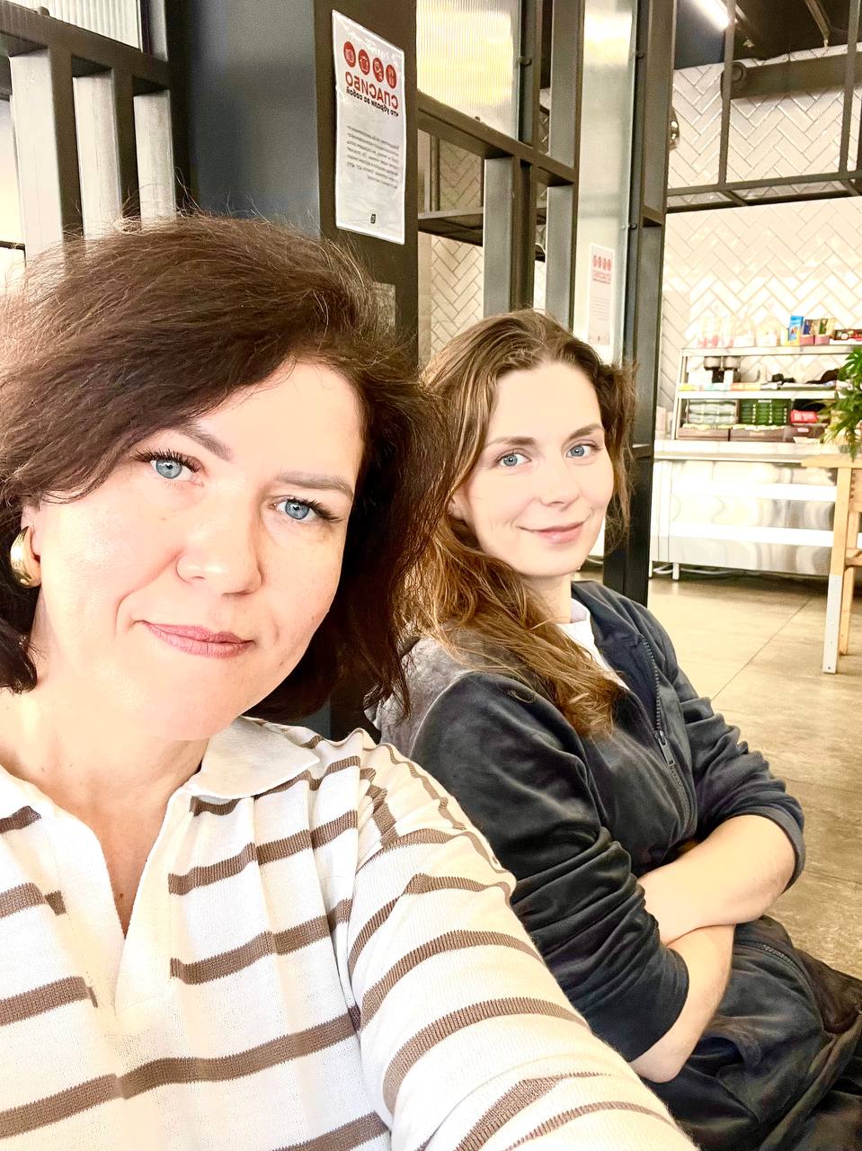 Разговоры мам за кофе.