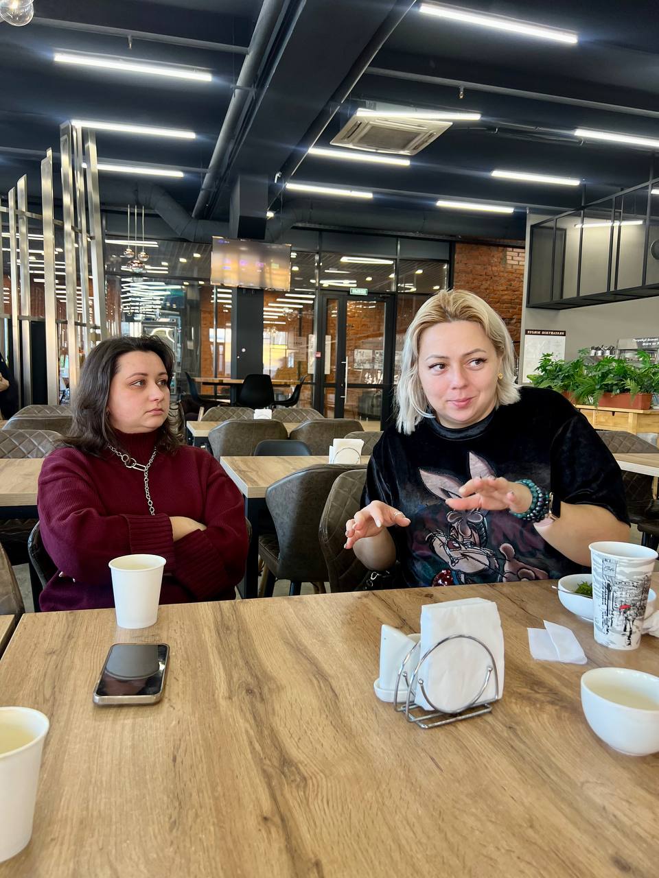 Разговоры мам за кофе.