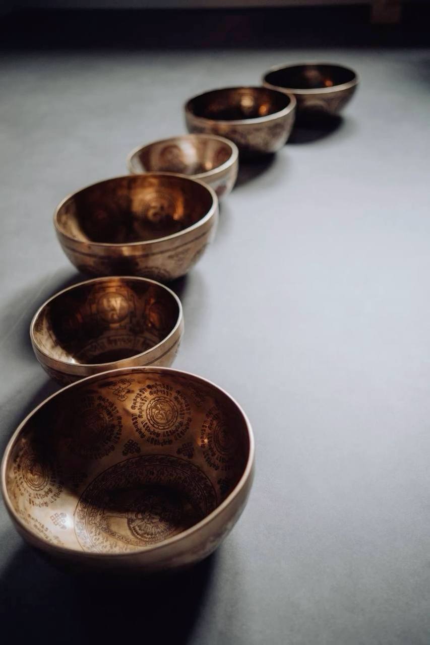 Медитация с поющими чашами: настрой себя на внутреннюю тишину гармонию