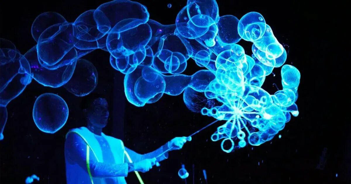 Неоновое шоу мыльных пузырей