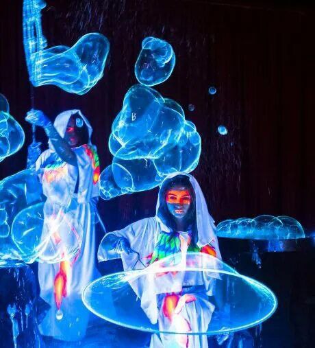 Неоновое шоу мыльных пузырей