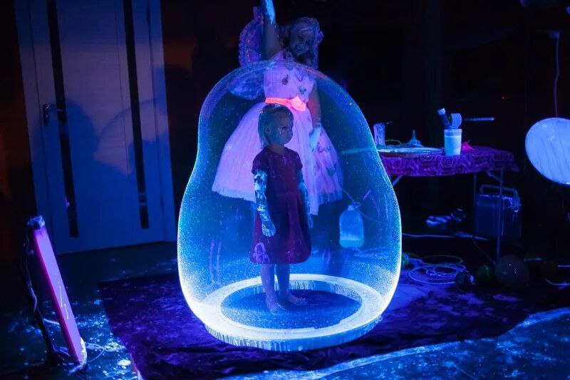 Неоновое шоу мыльных пузырей