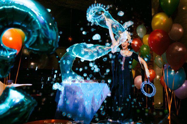 Неоновое шоу мыльных пузырей