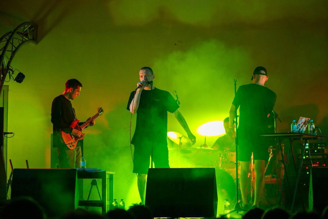 Выступление группы «макулатура»