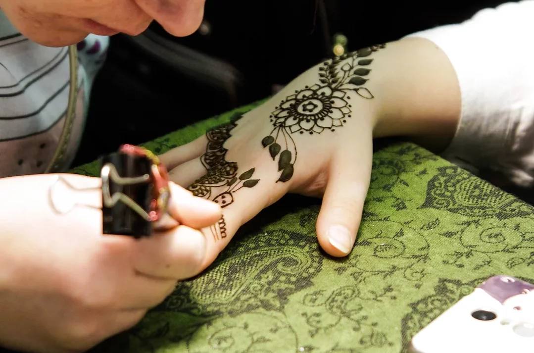 Мастер-класс по каллиграфии на хинди, индийские танцы и традиционный чай со слоном