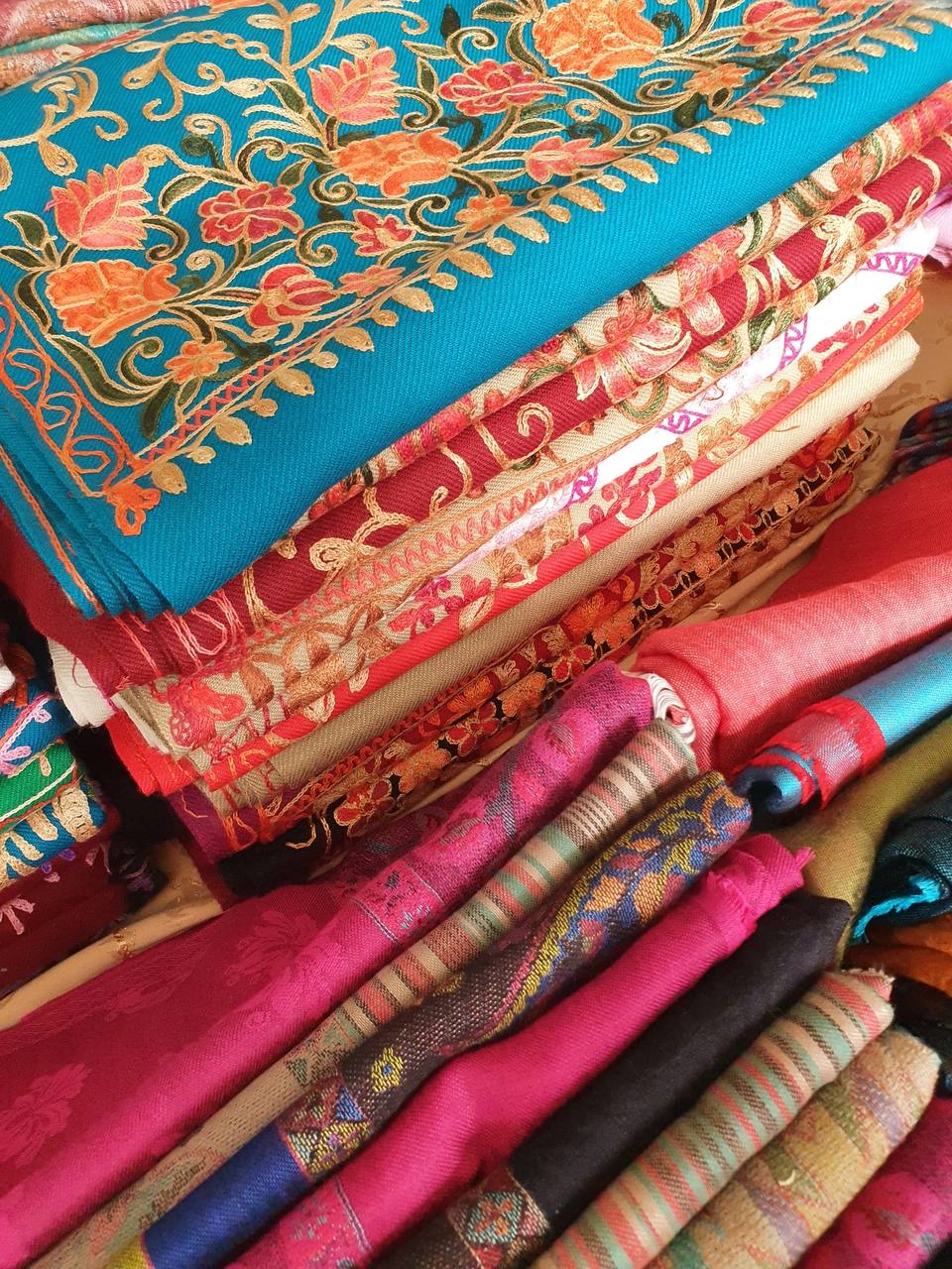 Мастер-класс по каллиграфии на хинди, индийские танцы и традиционный чай со слоном