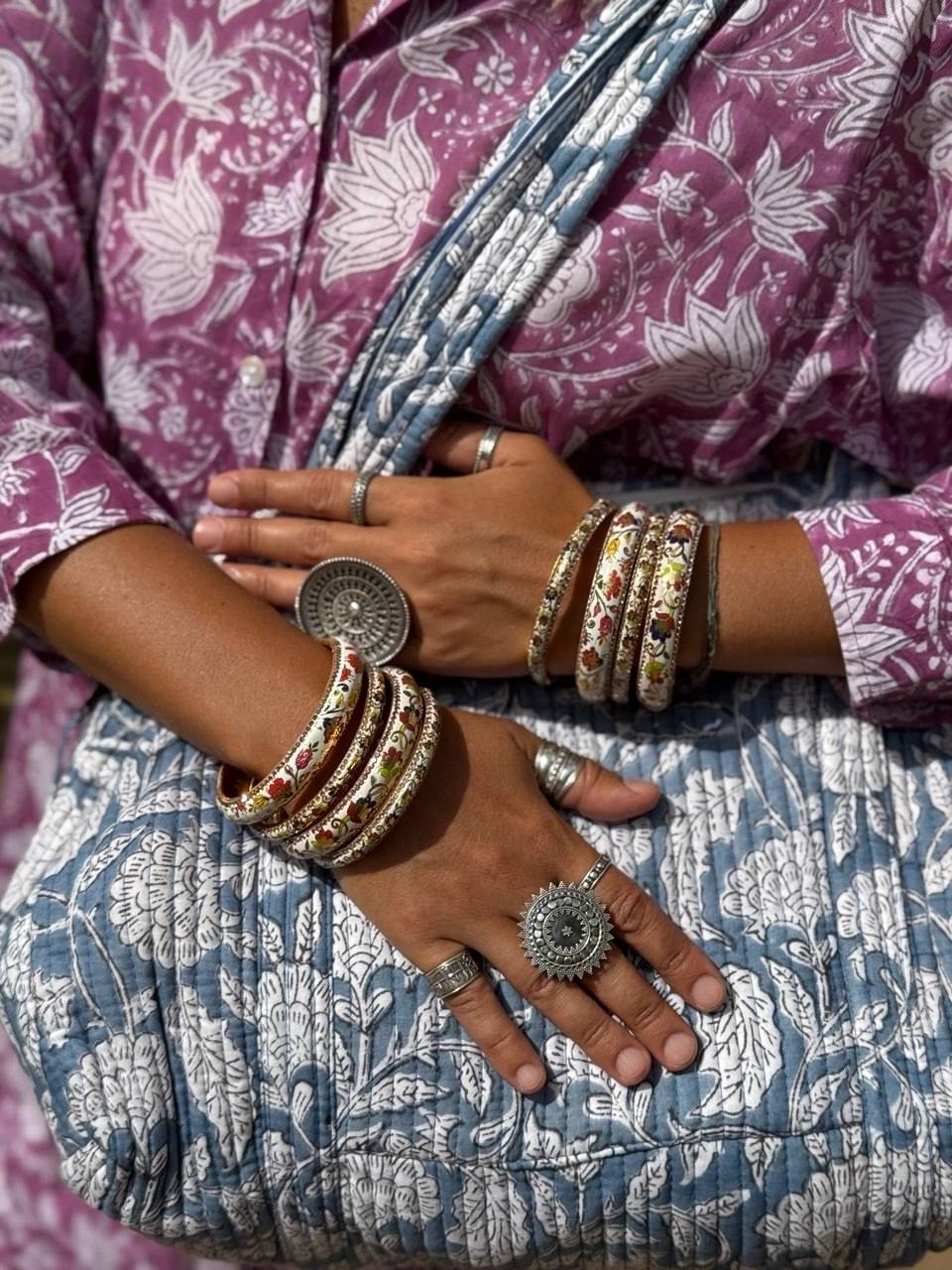 Мастер-класс по каллиграфии на хинди, индийские танцы и традиционный чай со слоном