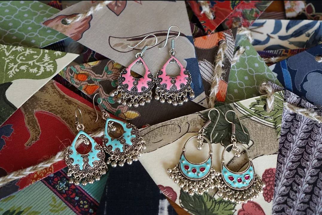 Мастер-класс по каллиграфии на хинди, индийские танцы и традиционный чай со слоном