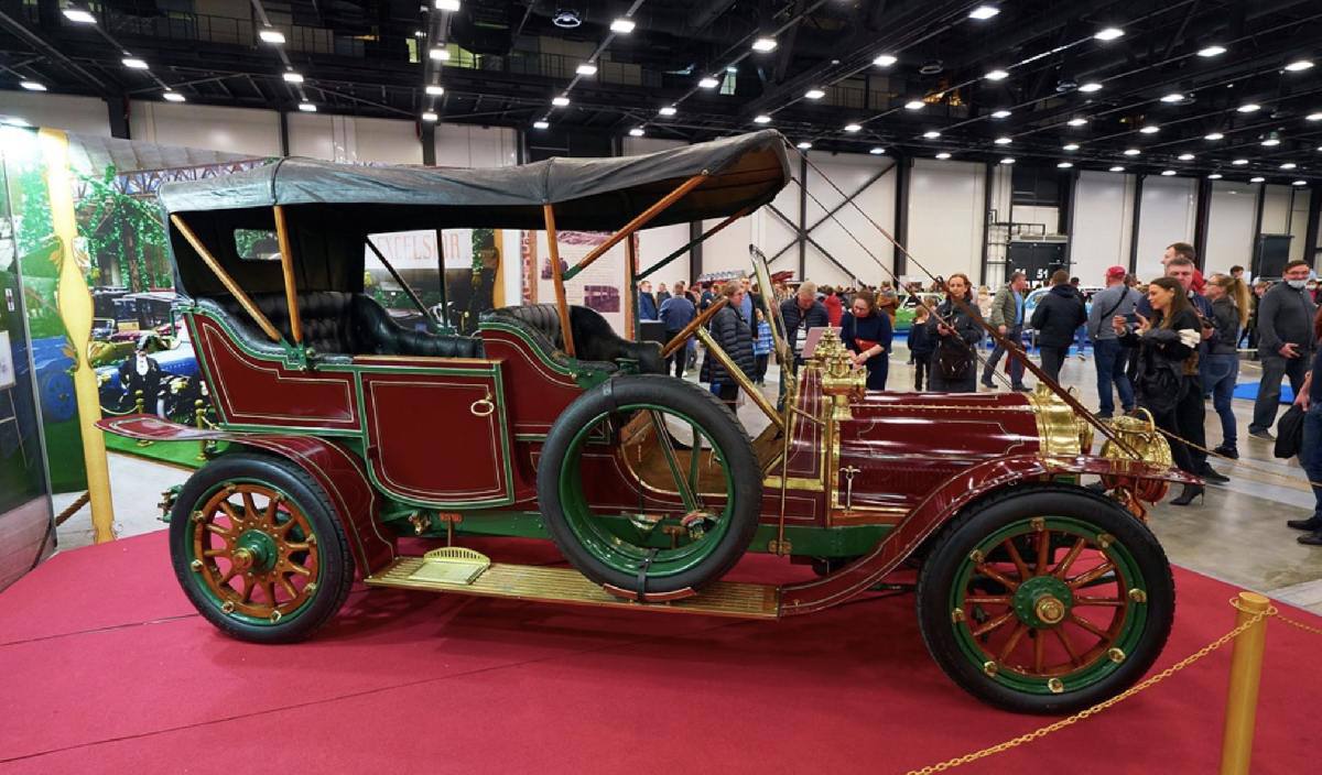 Выставка старинных автомобилей и мотоциклов