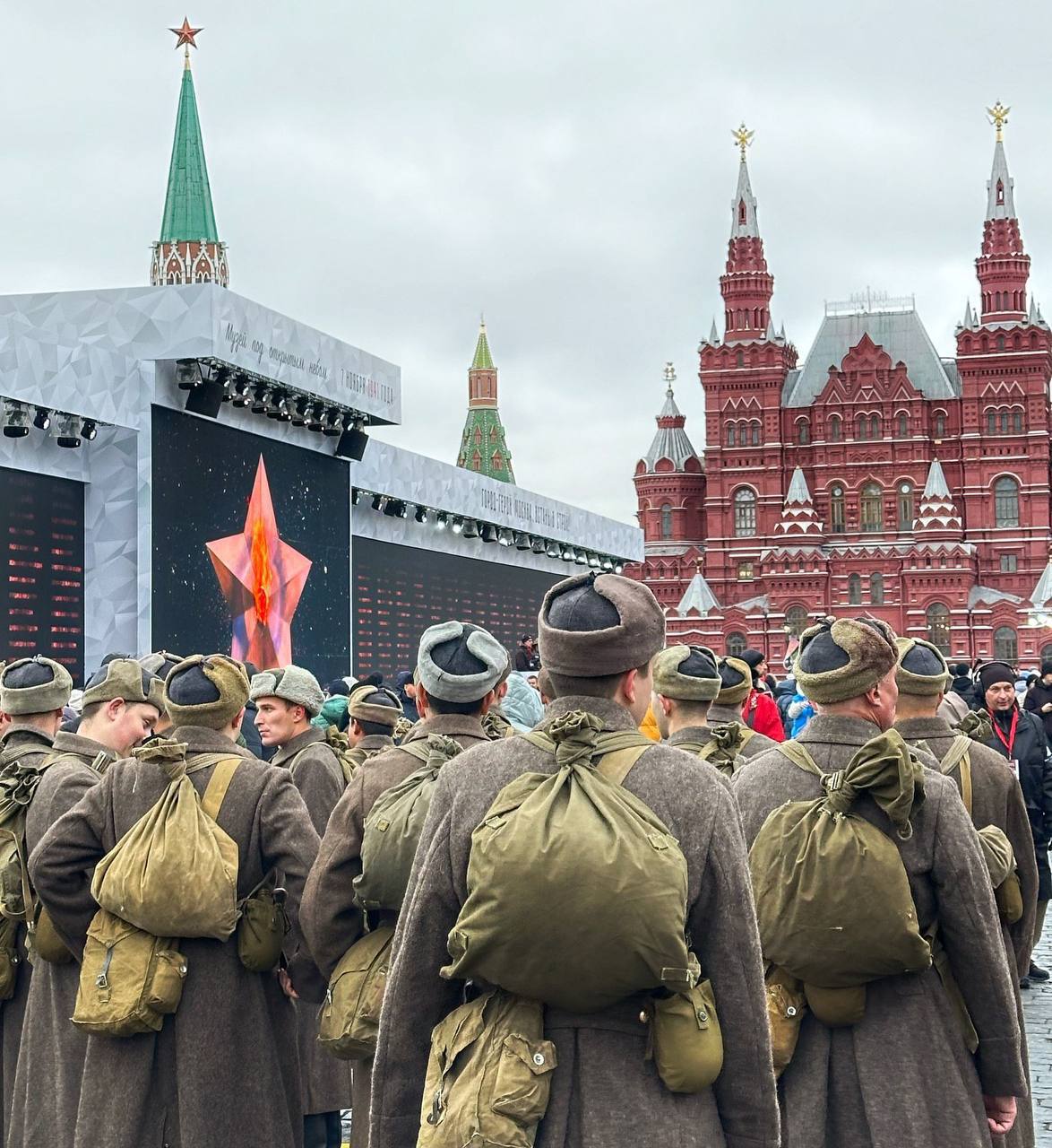 Выставка в честь парада 1941 года на Красной площади