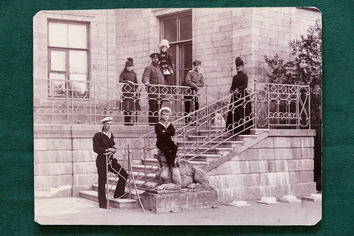 Кураторская экскурсия по выставке отдела рукописей «Сильный, державный»