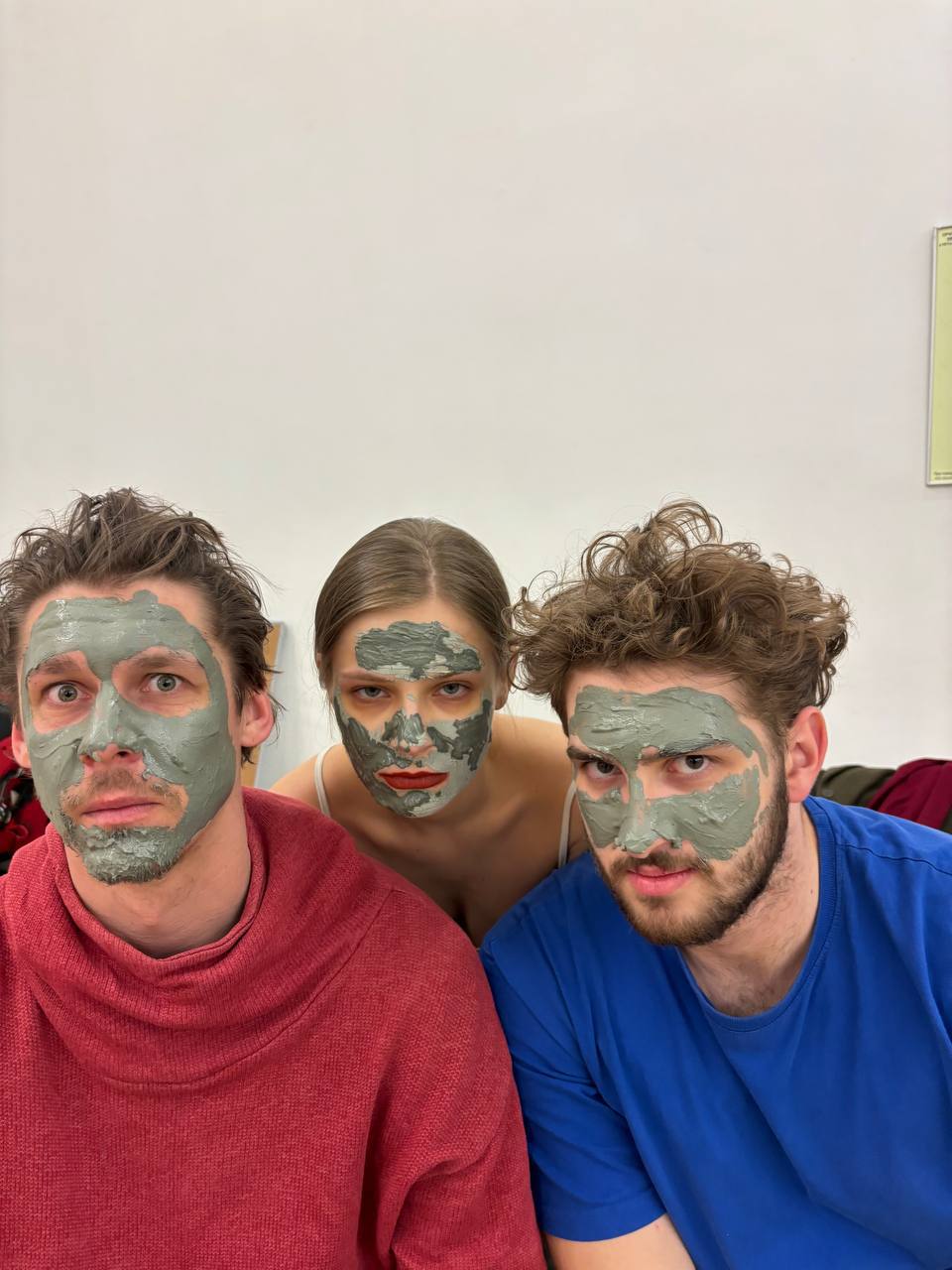 Угадать команды спектаклей "Живые?" и "Мыр.Чушь.Рай"