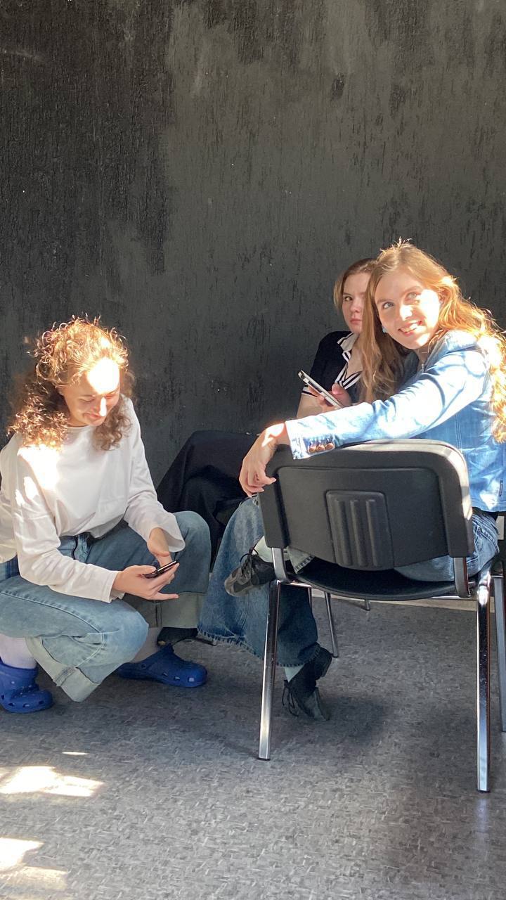 Угадать команды спектаклей "Живые?" и "Мыр.Чушь.Рай"