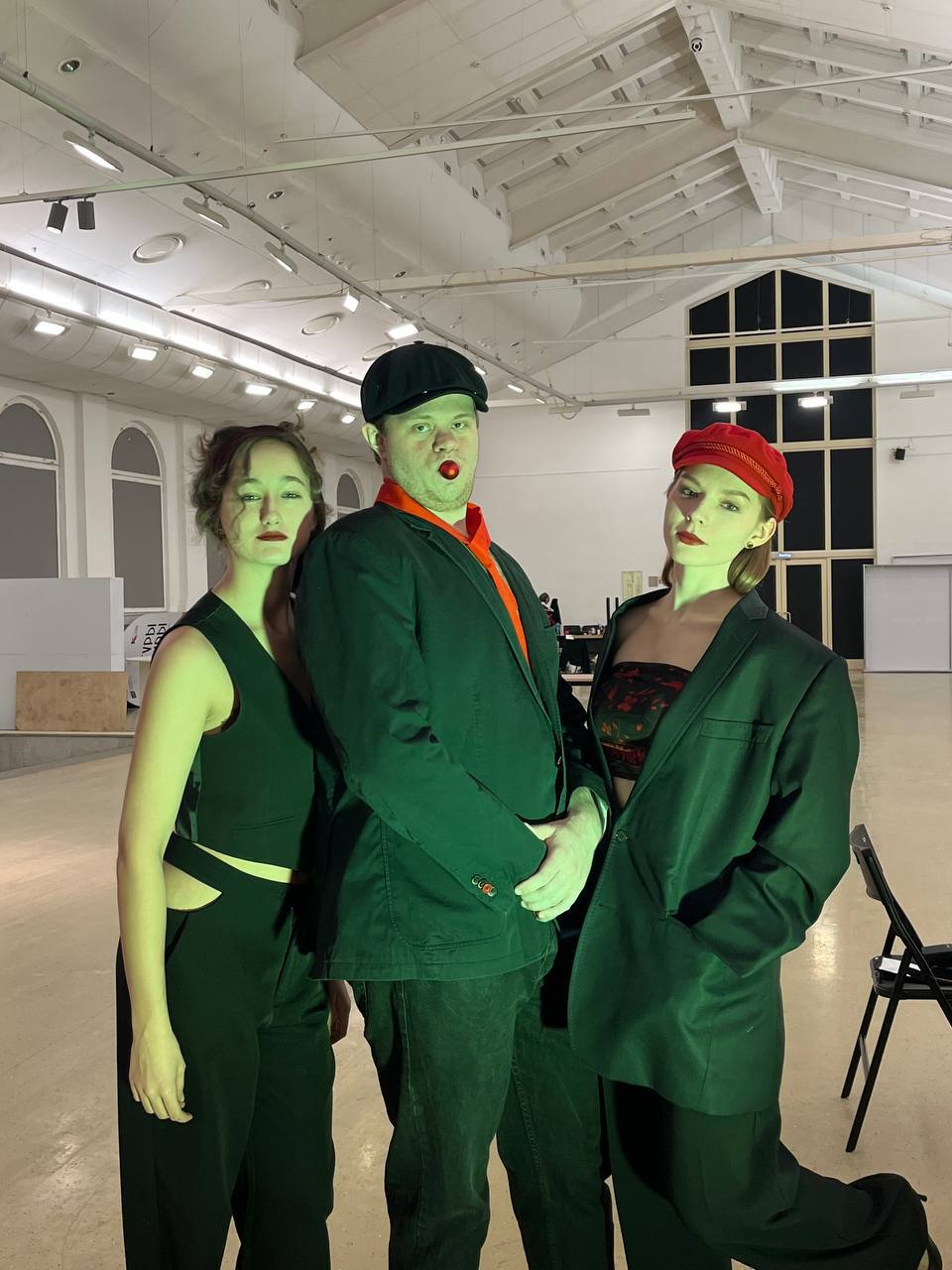 Угадать команды спектаклей "Живые?" и "Мыр.Чушь.Рай"