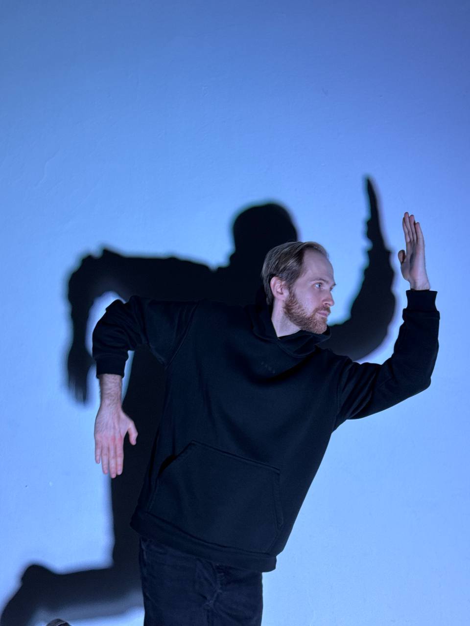 Угадать команды спектаклей "Живые?" и "Мыр.Чушь.Рай"