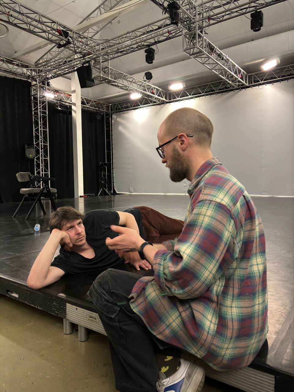 Угадать команды спектаклей "Живые?" и "Мыр.Чушь.Рай"