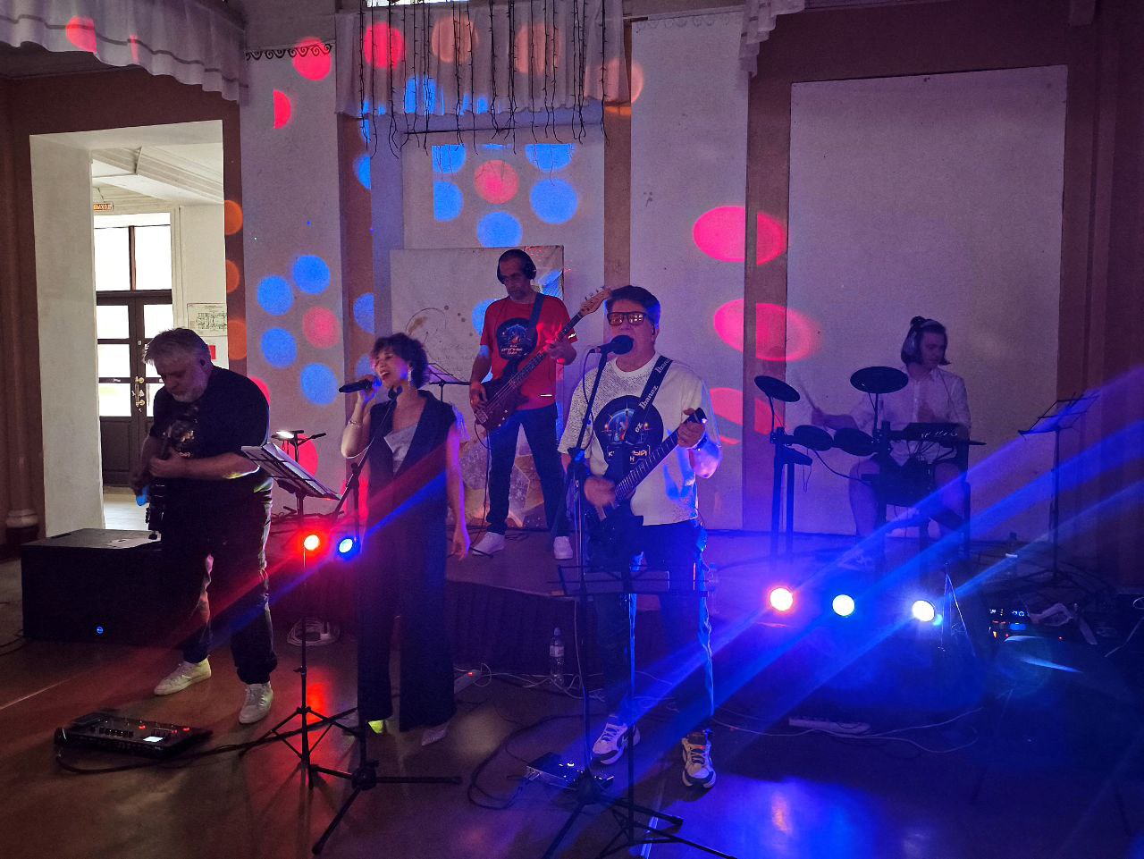 Выступление кавер группы "Крупный план"