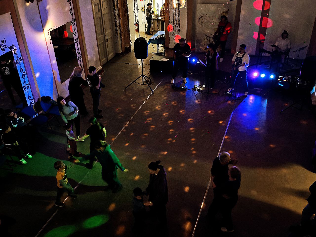 Выступление кавер группы "Крупный план"