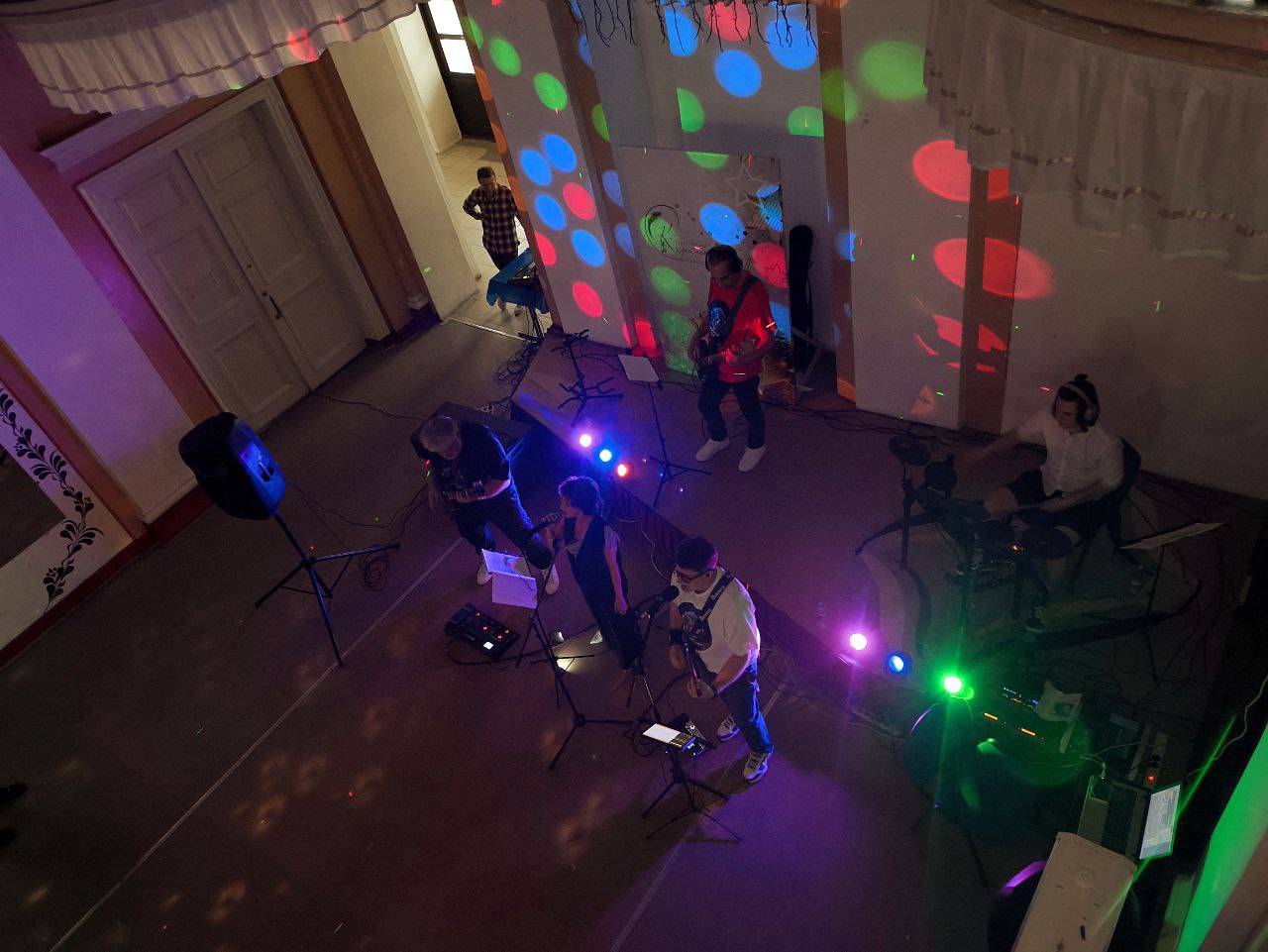 Выступление кавер группы "Крупный план"