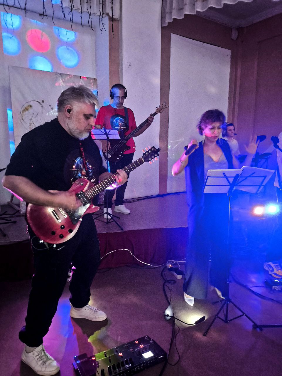 Выступление кавер группы "Крупный план"