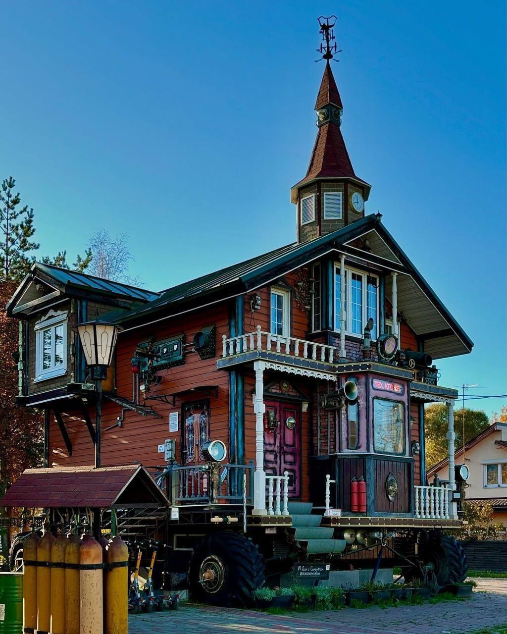 Музей интересной мысли или Дом с самолётом