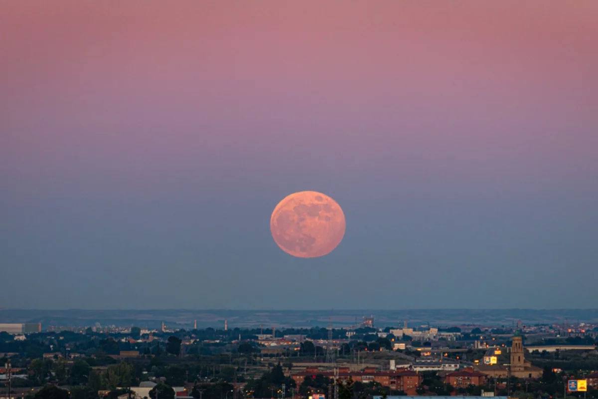 «Розовая» луна