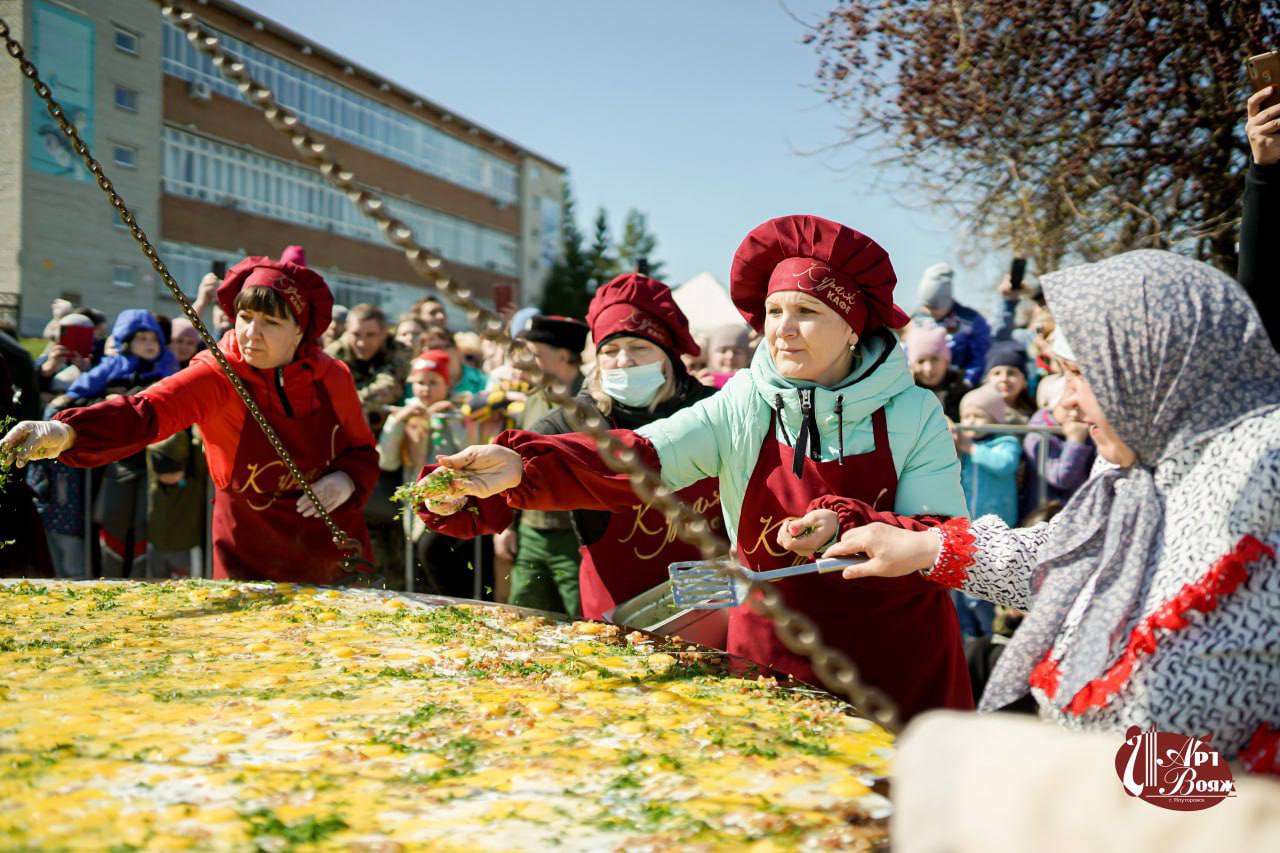 Гигантскую яичницу из 1.500 яиц