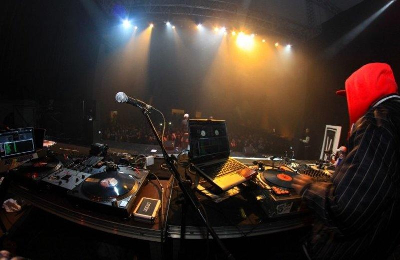 Пасхальный мастер-класс, Floyd Universe и "НЕформат": куда сходить в Омске на выходных