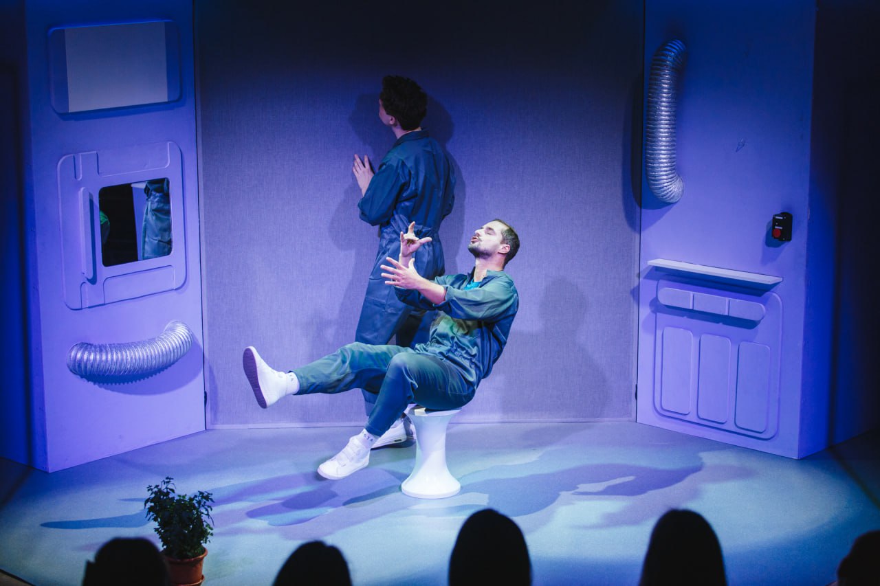 Заходит андроид в бар