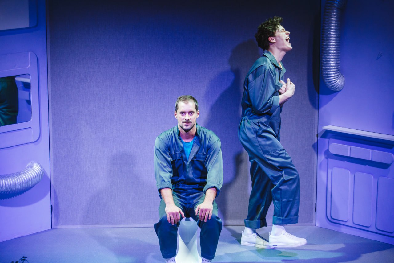 Заходит андроид в бар