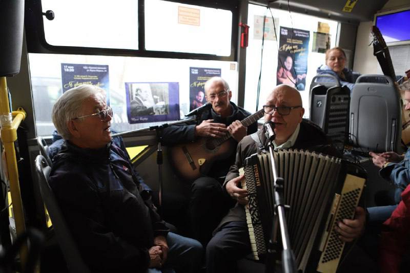 Курсирование 'Синего троллейбуса' в Иркутске по случаю празднования 80-летия Победы и 101-летия Булата Окуджавы