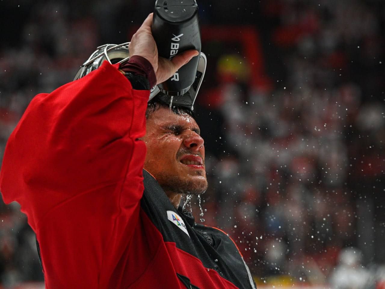 НЕ СДАЕМСЯ! Матч хоккея между 'Авангард' и 'Локомотив'