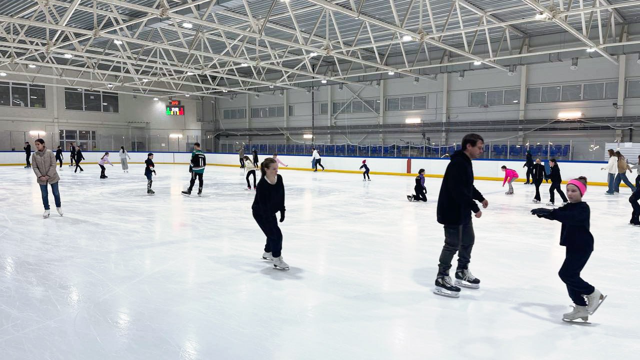 Катание на катке в ЛСК Кольцово в пятницу